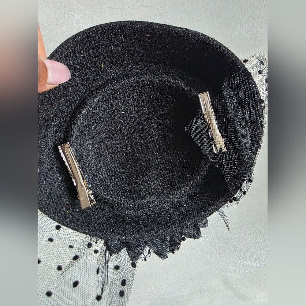 Black Feather Floral Mini Top Hat  Polka dot tulle veil Fascinator Tea Cocktail - Picture 4 of 8